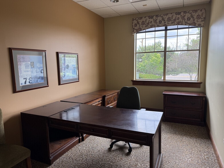 10 Landover Pky, Hawthorn Woods, IL for sale - Interior Photo - Image 3 of 6