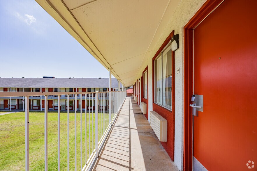 7404 S May Ave, Oklahoma City, OK à vendre - Photo du bâtiment - Image 3 de 20