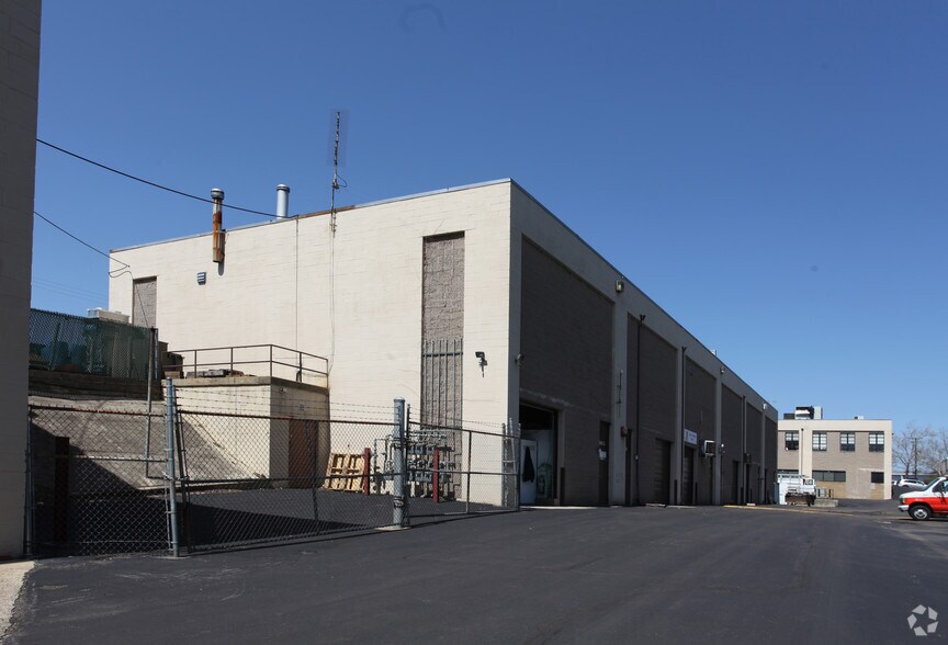 645 Lofstrand Ln, Rockville, MD à louer - Photo du bâtiment - Image 3 de 11