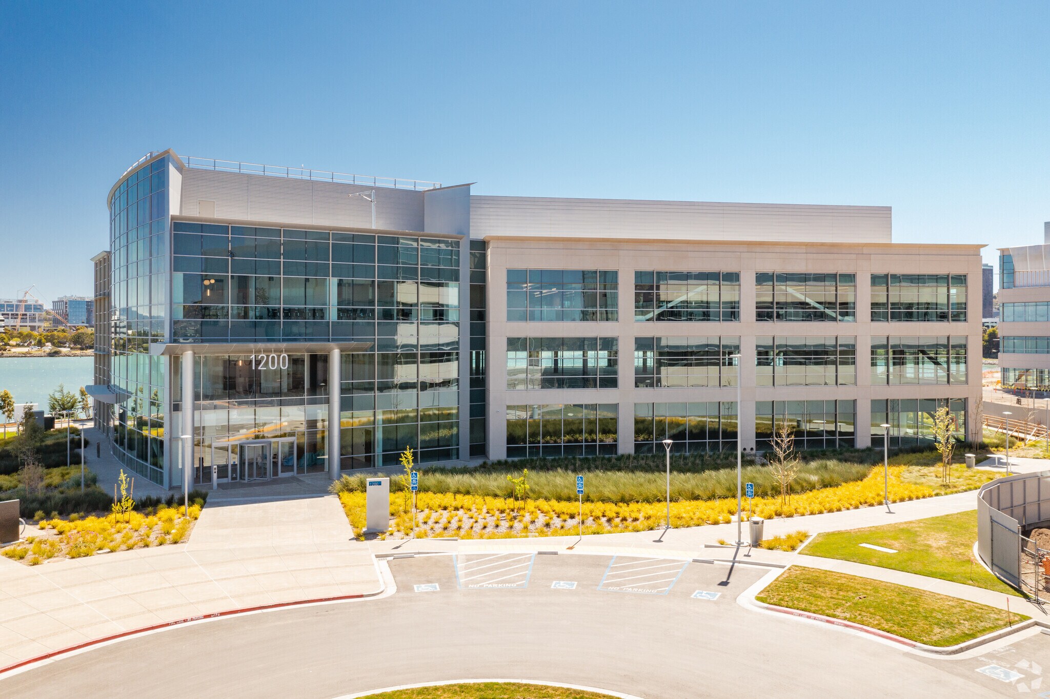 1200 Sierra Point Pky, Brisbane, CA à louer Photo principale- Image 1 de 5