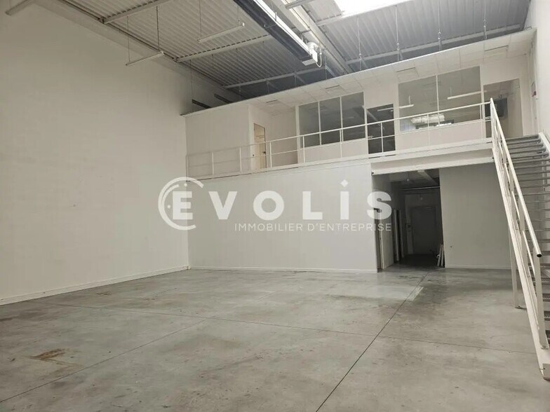 Flex in Palaiseau for lease - Interior Photo - Image 3 of 8