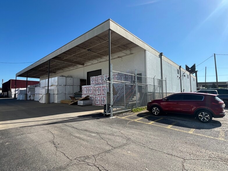 Industrial Complex portefeuille de 4 propriétés à vendre sur LoopNet.ca - Photo du bâtiment - Image 2 de 21
