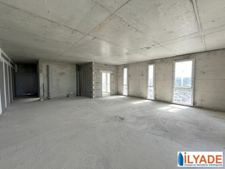 Retail in Manosque for sale - Interior Photo - Image 3 of 10