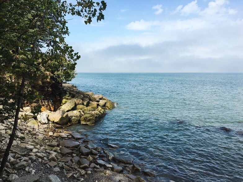 5216 E Lake Rd, Sheffield Lake, OH à vendre - Photo du bâtiment - Image 3 de 3