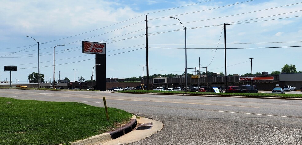 601-621 W Grand Ave, Chickasha, OK for sale - Building Photo - Image 1 of 15