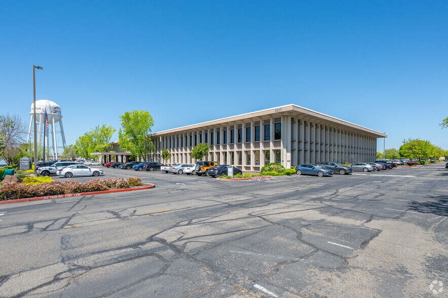 3237 Peacekeeper Way, Mcclellan, CA à louer - Photo du bâtiment - Image 3 de 10