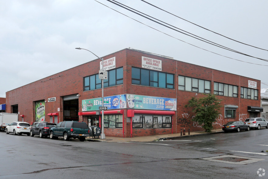 55-14 Grand Ave, Maspeth, NY à vendre - Photo principale - Image 1 de 1