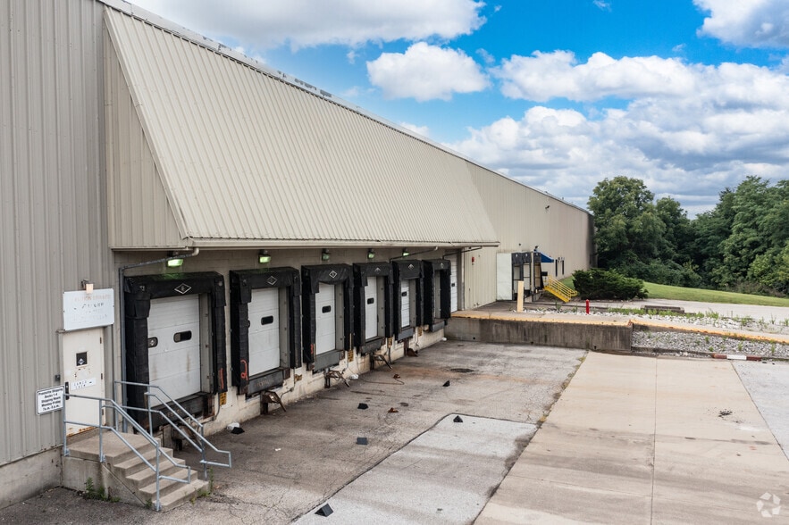 7585-7587 Empire Dr, Florence, KY for lease - Building Photo - Image 2 of 4