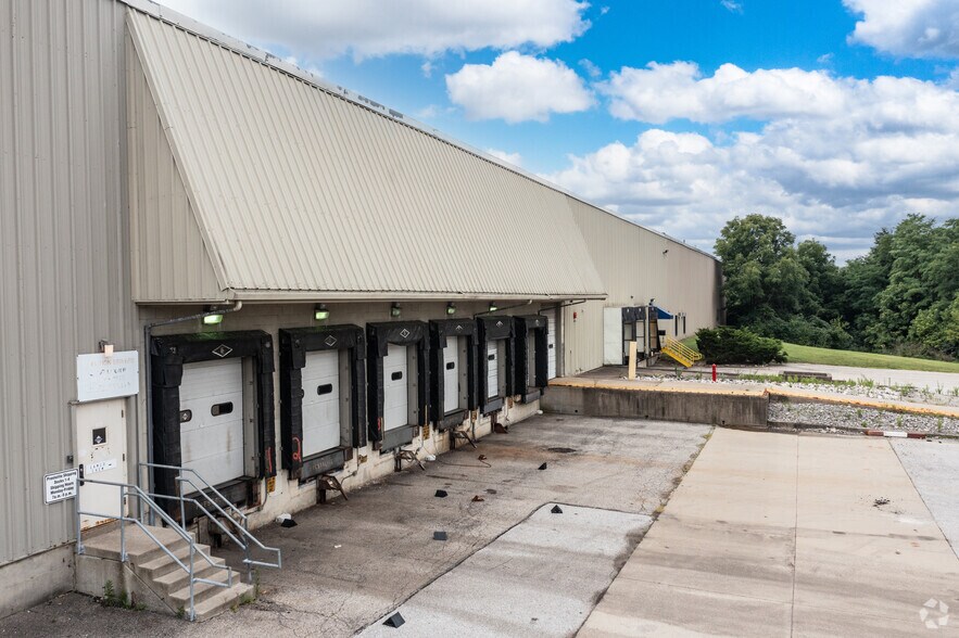 7585-7587 Empire Dr, Florence, KY à louer - Photo du bâtiment - Image 2 de 4