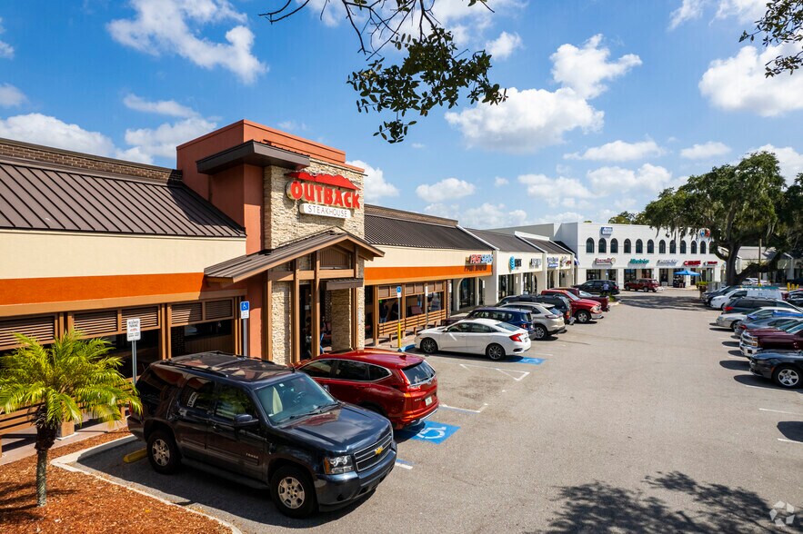 2020 W Brandon Blvd, Brandon, FL à louer - Photo principale - Image 1 de 1