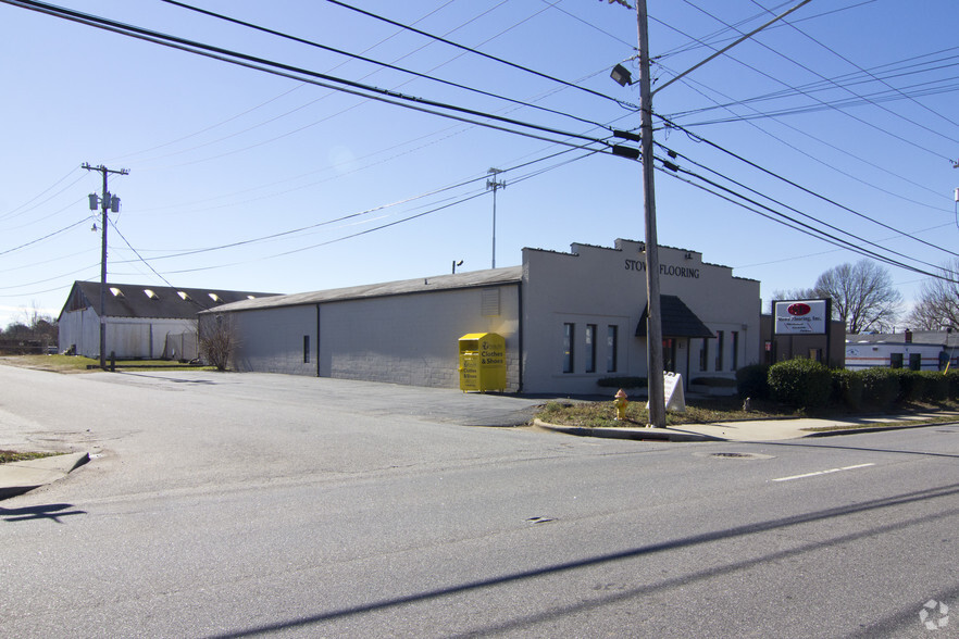 820 E Main St, Lincolnton, NC for lease - Primary Photo - Image 1 of 33