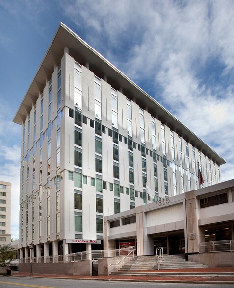 7315 Wisconsin Ave, Bethesda, MD à louer - Photo du bâtiment - Image 2 de 10