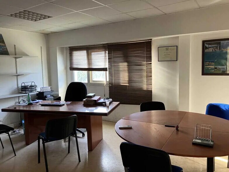 Flex in Peynier for lease - Building Photo - Image 3 of 6