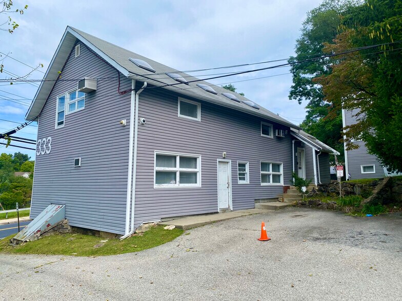 333 Old Tarrytown Rd, White Plains, NY à vendre - Photo du bâtiment - Image 3 de 4