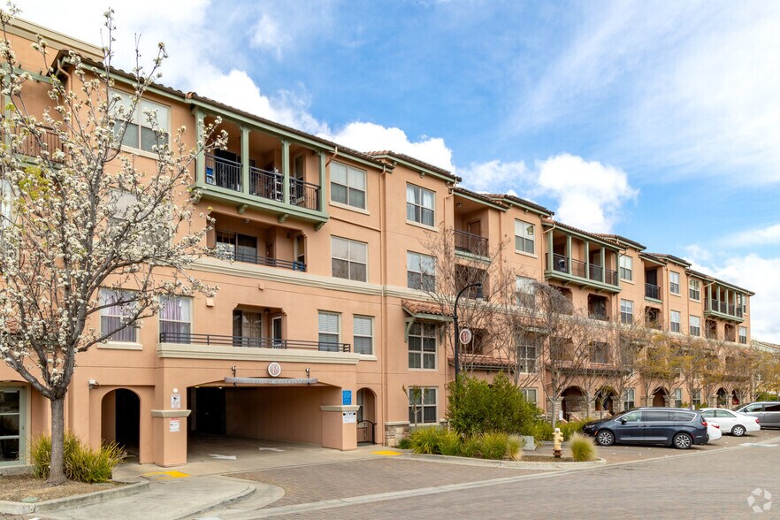 20560 Town Center Ln, Cupertino, CA à louer - Photo du bâtiment - Image 3 de 9