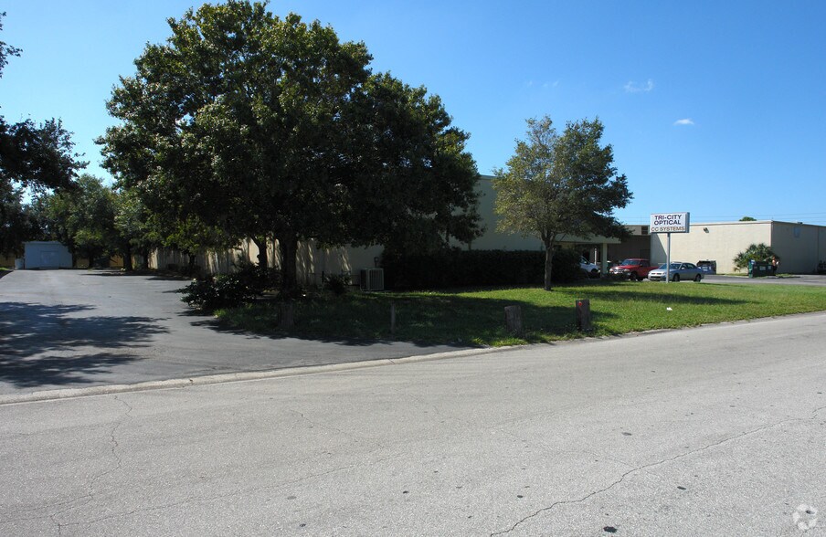 5600 N 115th Ave, Clearwater, FL à louer - Photo du bâtiment - Image 2 de 2