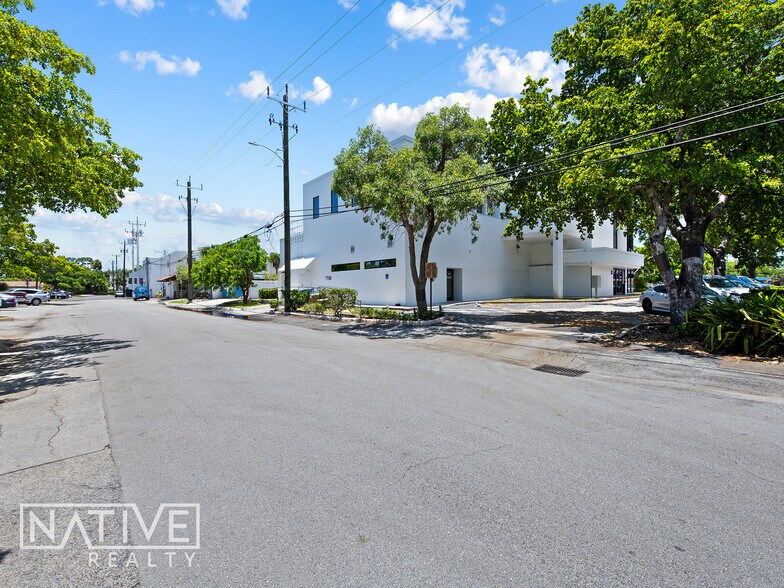 1471 NE 26th St, Wilton Manors, FL à louer - Photo du bâtiment - Image 3 de 24