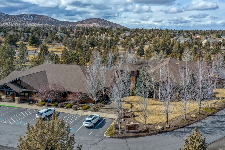 7555 Falcon Crest Dr, Redmond, OR for lease - Building Photo - Image 3 of 17