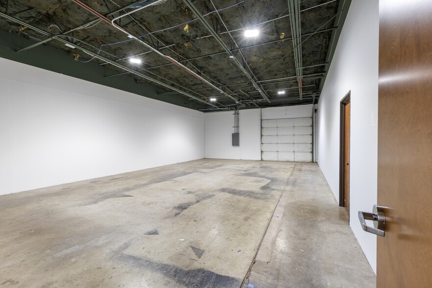 12200 N Stemmons Fwy, Farmers Branch, TX for lease - Building Photo - Image 3 of 7