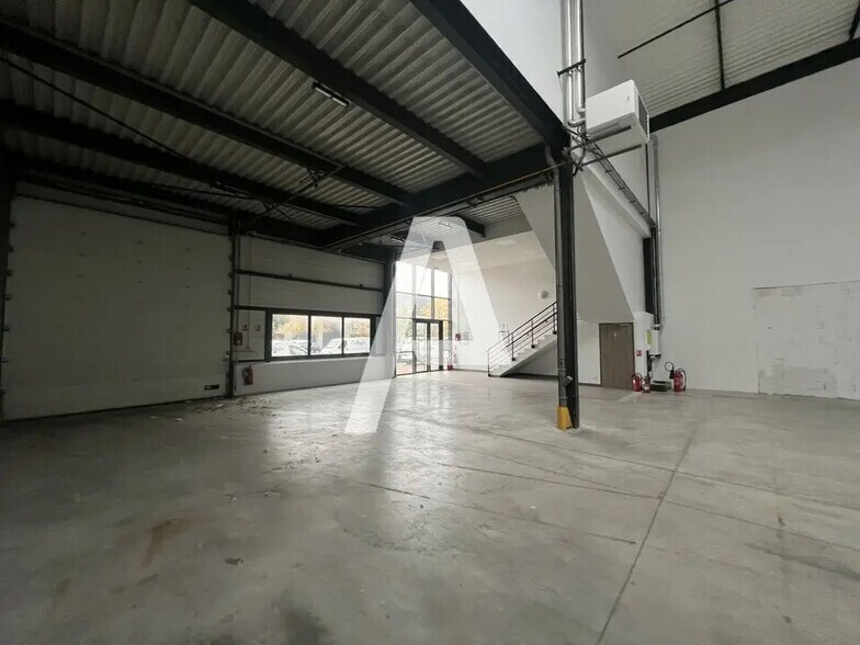 Flex in Lieusaint for lease - Interior Photo - Image 3 of 5