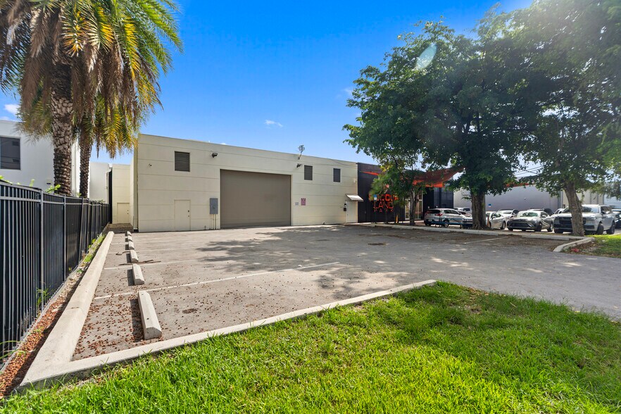 8111-8113 NW 54th St, Miami, FL à louer - Photo du bâtiment - Image 1 de 26
