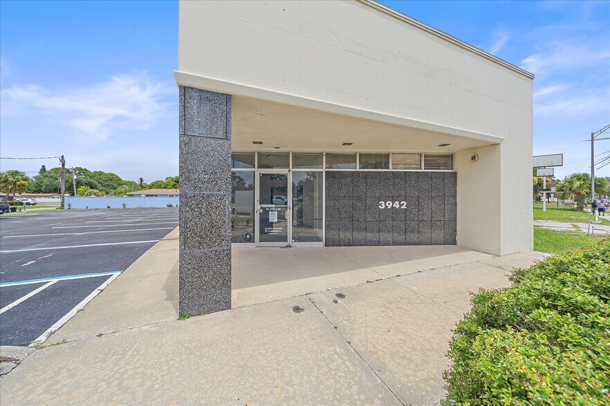 3942 N Tamiami Trl, Sarasota, FL à louer - Photo du bâtiment - Image 3 de 4