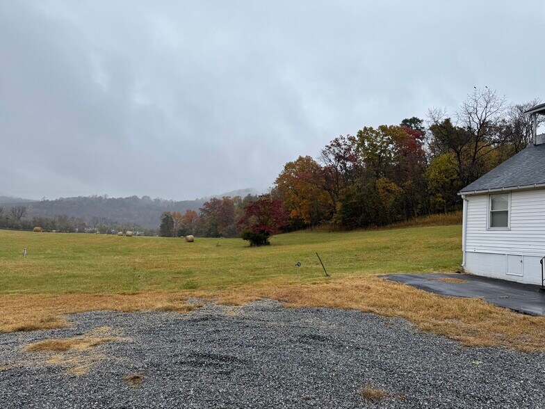 5791 W River Rd, Salem, VA à vendre - Photo du bâtiment - Image 3 de 5