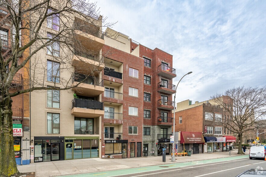 3710 31st Ave, Astoria, NY à vendre - Photo du bâtiment - Image 3 de 5