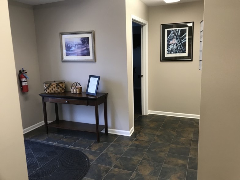 511 Eichler Dr, West Dundee, IL for lease - Interior Photo - Image 3 of 6