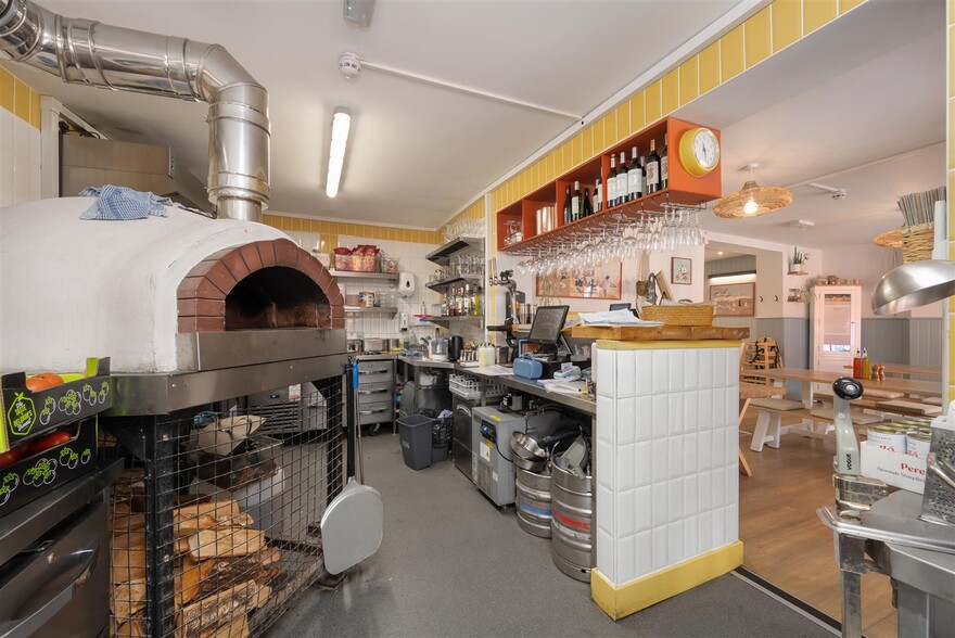 49-49A Harbour St, Whitstable for sale - Interior Photo - Image 3 of 10