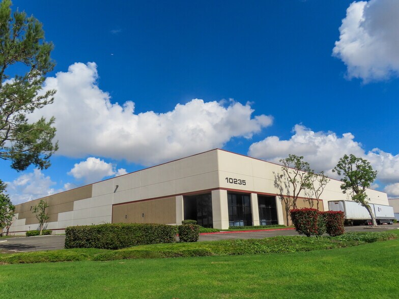10225 San Sevaine Way, Jurupa Valley, CA à louer - Photo du bâtiment - Image 2 de 5