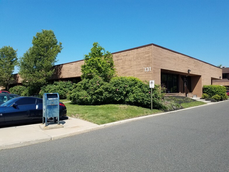 131 Gaither Dr, Mount Laurel, NJ à vendre - Photo du bâtiment - Image 2 de 5