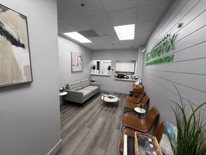 2100 SE Ocean Blvd, Stuart, FL à louer Photo intérieure- Image 2 de 8