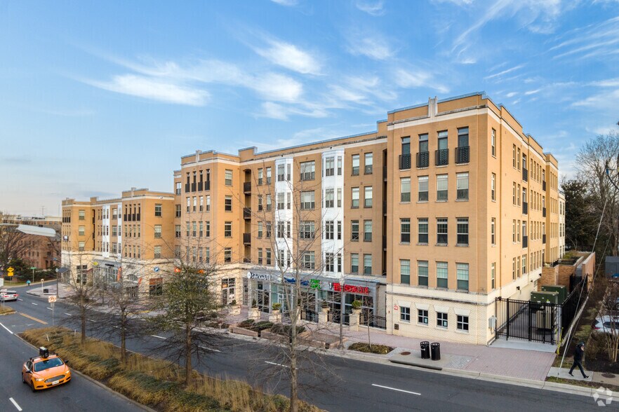 450 N Washington St, Falls Church, VA à louer - Photo du bâtiment - Image 2 de 7