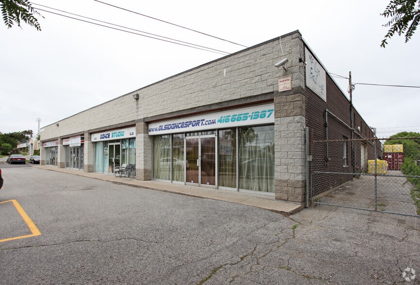 24 Martin Ross Ave, Toronto, ON à louer - Photo du bâtiment - Image 2 de 2