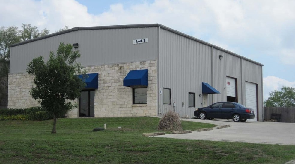 641 Commercial Dr, Buda, TX for lease - Primary Photo - Image 1 of 9