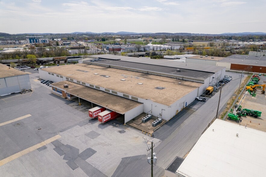 381 Freight St, Camp Hill, PA for lease - Building Photo - Image 1 of 3