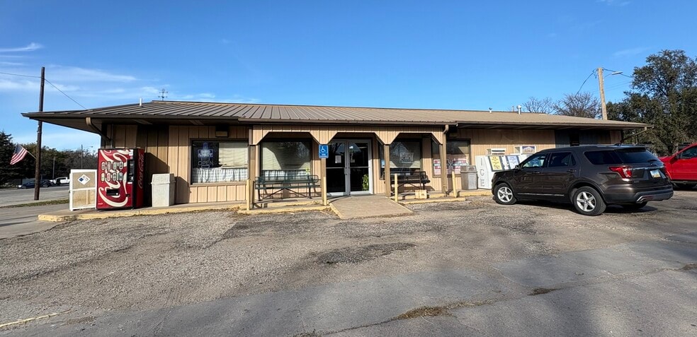 221 Main St, Bushton, KS à vendre - Photo du bâtiment - Image 1 de 15