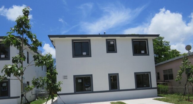 Plus de détails pour 1847 NW 70th St, Miami, FL - Multi-résidentiel à vendre