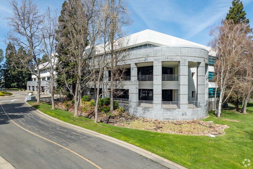 2275 Gateway Oaks Dr, Sacramento, CA à louer - Photo du bâtiment - Image 1 de 7