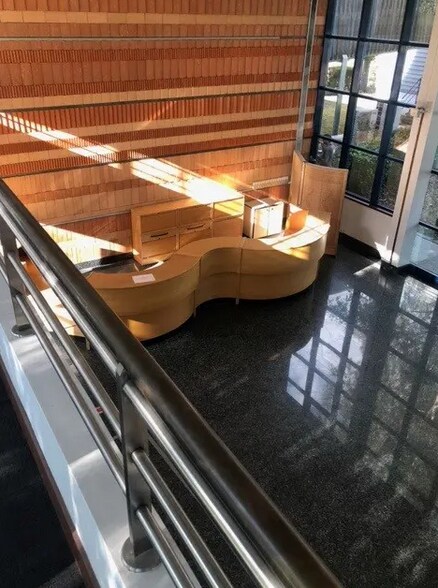 Office in Montigny-le-Bretonneux for sale - Lobby - Image 2 of 2