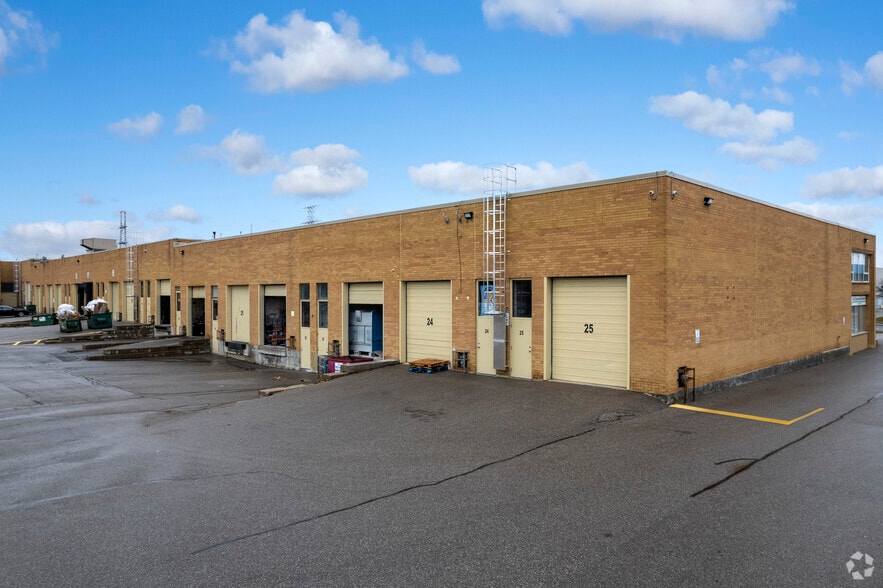 111 Regina Rd, Vaughan, ON à louer - Photo du bâtiment - Image 3 de 4