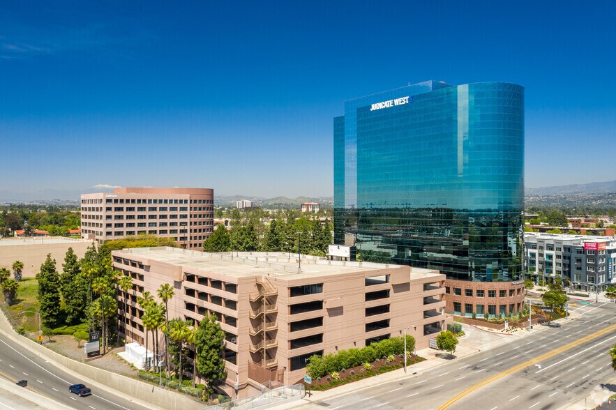 1851 E 1st St, Santa Ana, CA à louer - Photo du bâtiment - Image 2 de 7