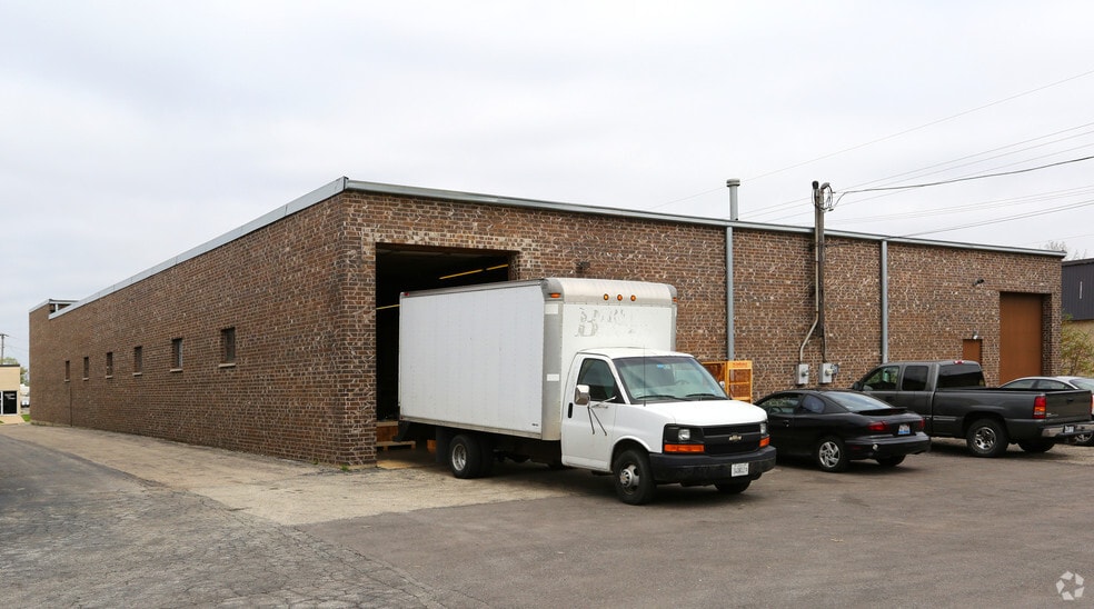 685 Lunt Ave, Elk Grove Village, IL for lease - Building Photo - Image 3 of 4