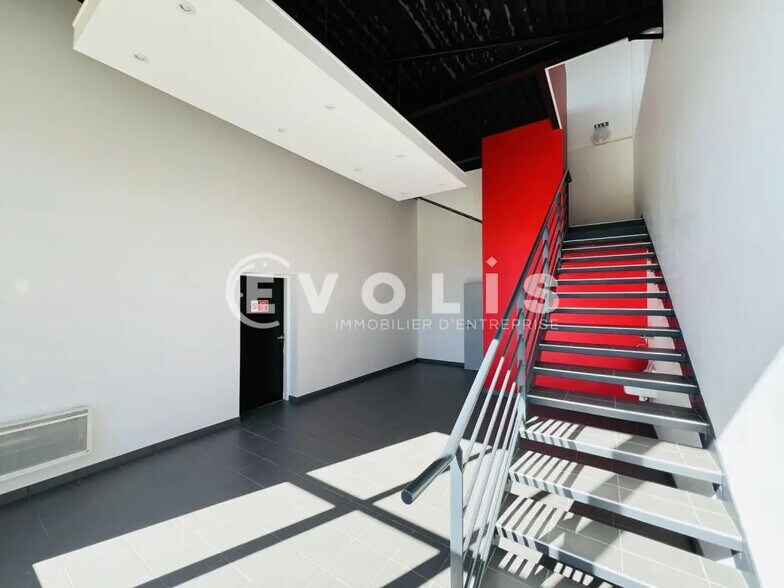 Flex in Saint-Pierre-du-Perray for lease - Interior Photo - Image 2 of 7