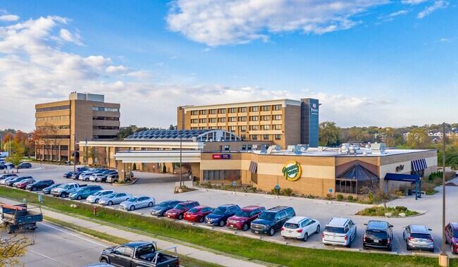 Plus de détails pour 1005 S Moorland Rd, Brookfield, WI - Services hôteliers à vendre