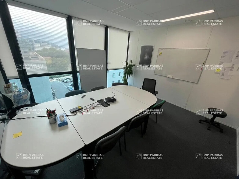 Office in Marseille for lease - Building Photo - Image 3 of 21