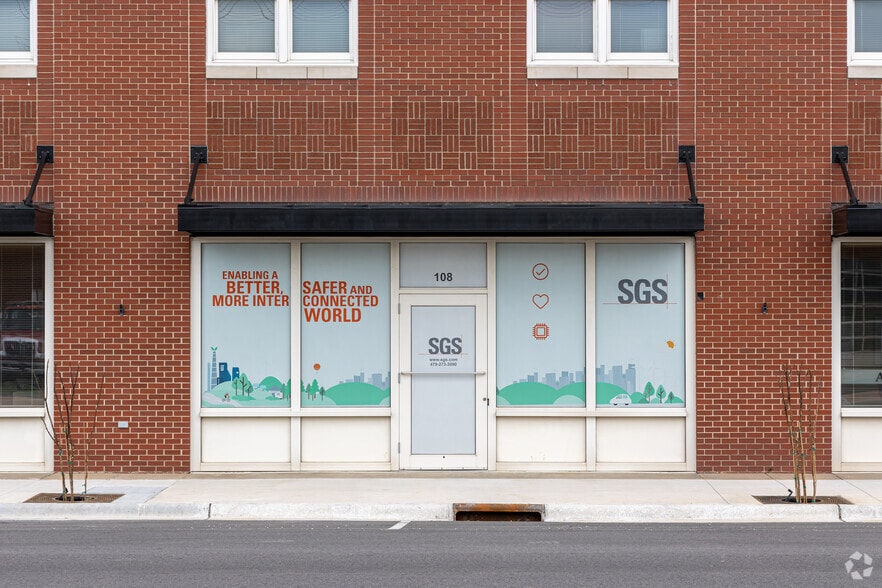 809 SW A St, Bentonville, AR à louer - Photo du bâtiment - Image 3 de 5