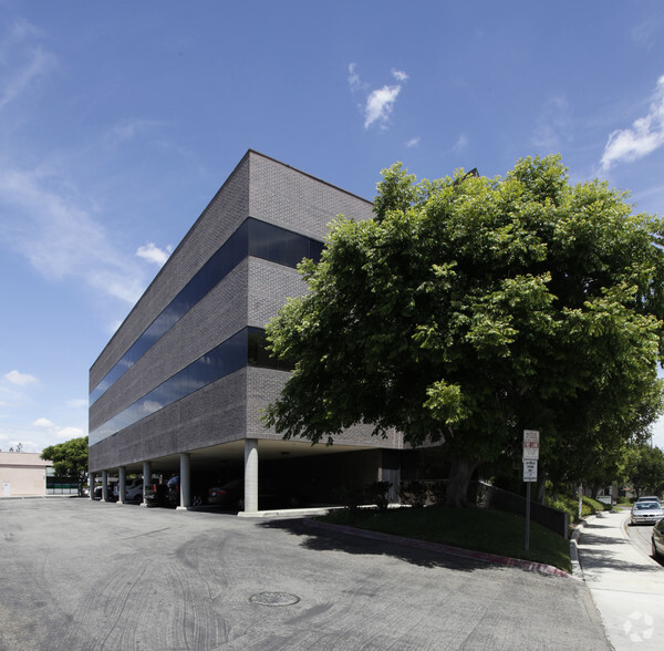 17592 E 17th St, Tustin, CA for lease - Building Photo - Image 3 of 8