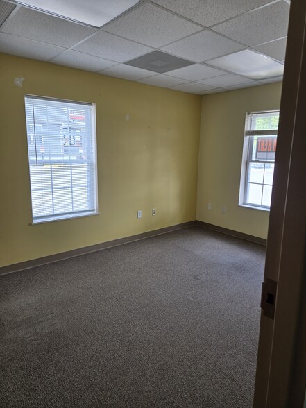 941 W McClain Ave, Scottsburg, IN for lease - Interior Photo - Image 2 of 4